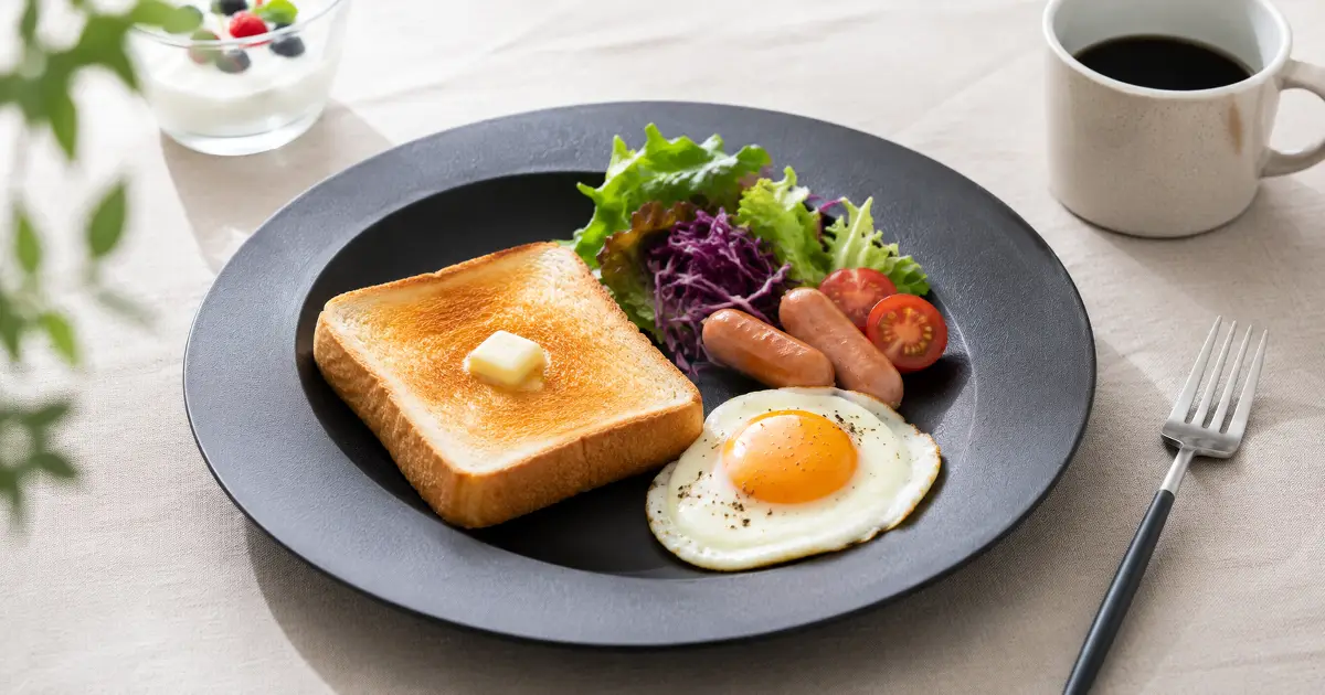ARASのお皿にパンや卵料理とサラダを盛り付けた朝食ワンプレート